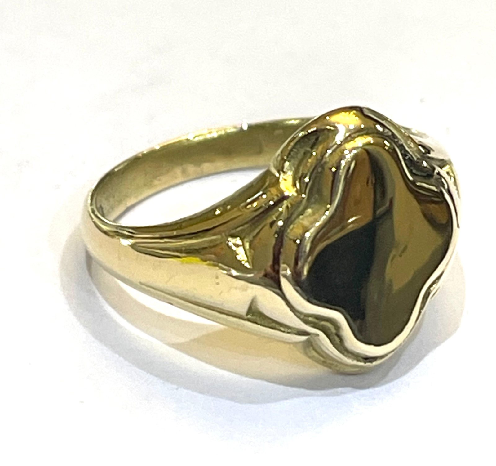 An 18ct gold signet ring from the Fiore collection, the face ready for hand engraving